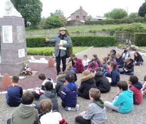 Joël donne des explications sur le monument aux morts de Pont-Réan